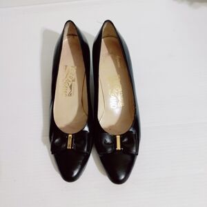 Salvatore Ferragamo Womens Black Leather Golden Bow Babydoll Shoes Heels Sz 9 A